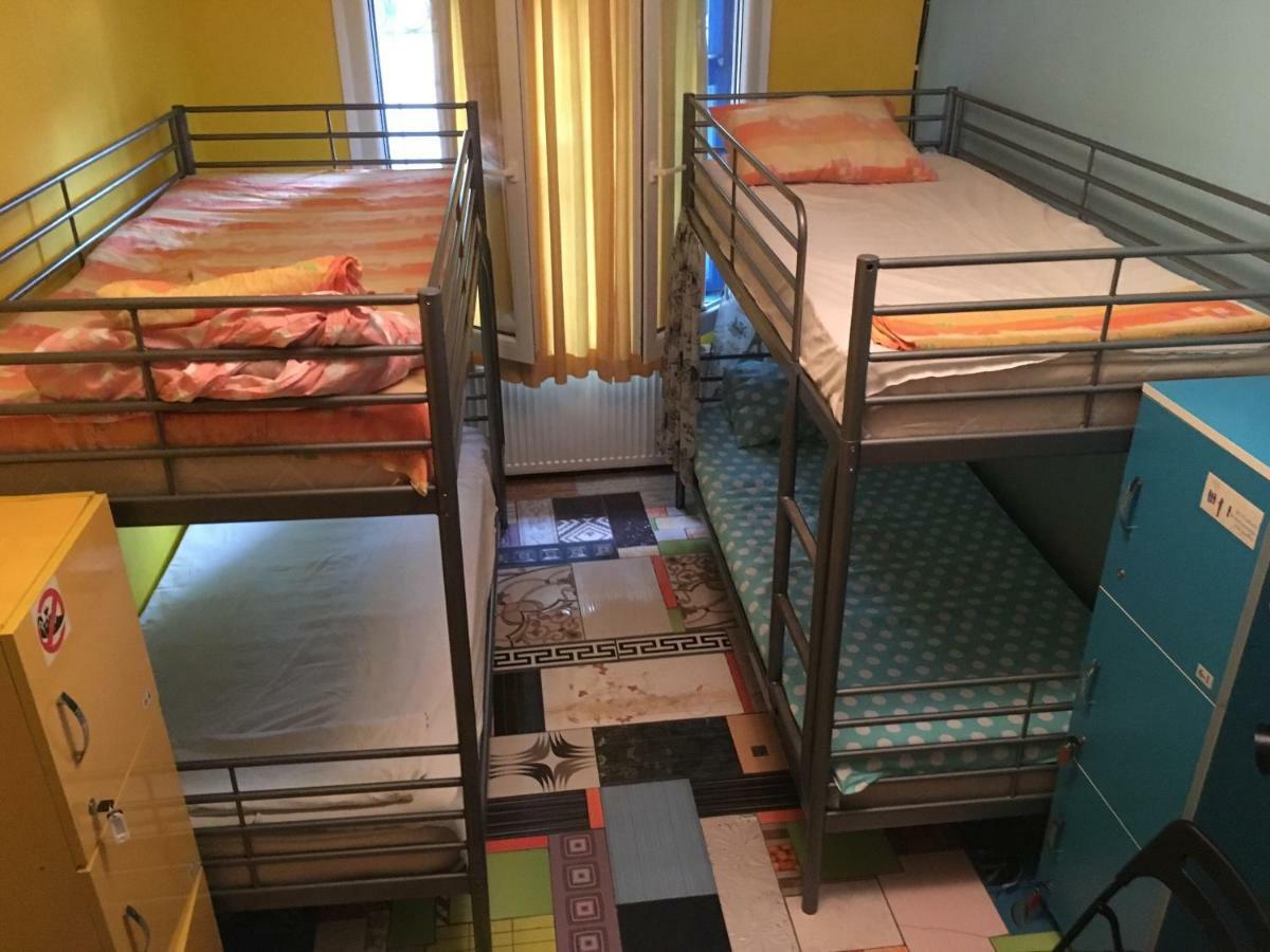 Funky Mamaliga Hostel Chisinau Bagian luar foto